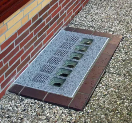 Bild: Selbsthilfe zum Schutz vor Hochwasser mit Lichtschachtabdeckungen aus Beton, Kies und Glas