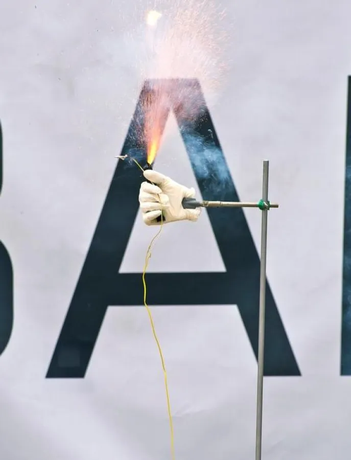 Funktion eines unsachgemäß angezündeten und nicht-zugelassenen Blitzknallkörpers in einer künstlichen Hand. (Foto: BAM) (Bundesanstalt für Materialforschung und -prüfung (BAM))