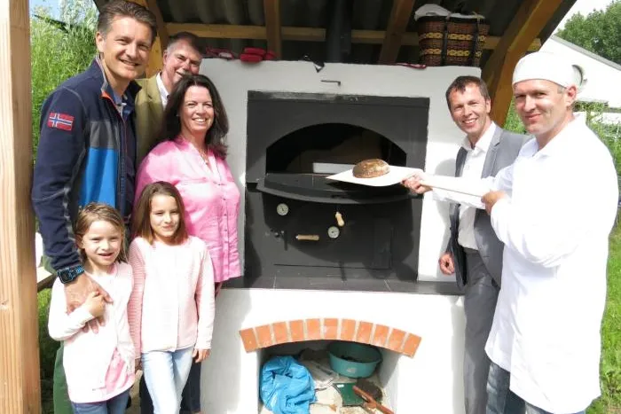 Bild: Gemeinsames Brotbacken der Lebenshilfe: Bridgepoint spendet Holz-Backofen für Integrativen Naturkindergarten