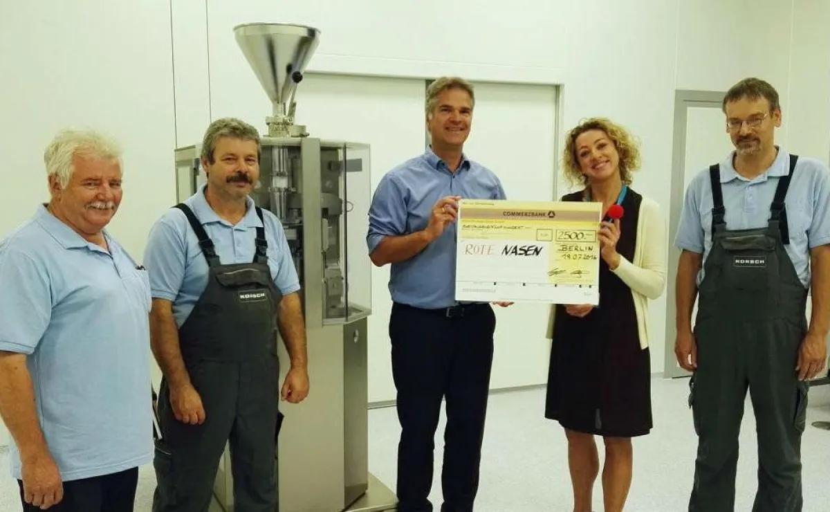 KORSCH AG überreicht Scheck an ROTE NASEN Deutschland e.V.