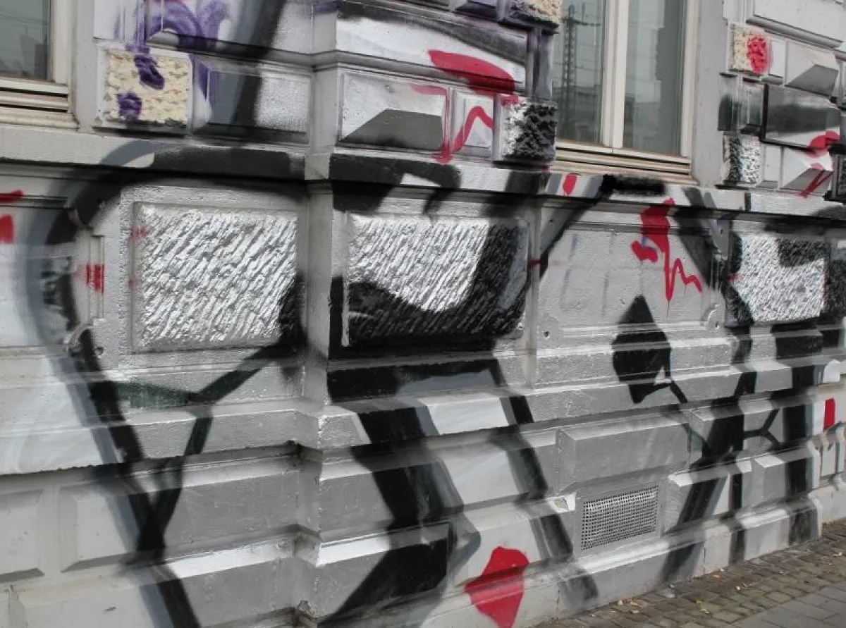 Vor den finanziellen Folgen von Graffitischäden kann man sich absichern.