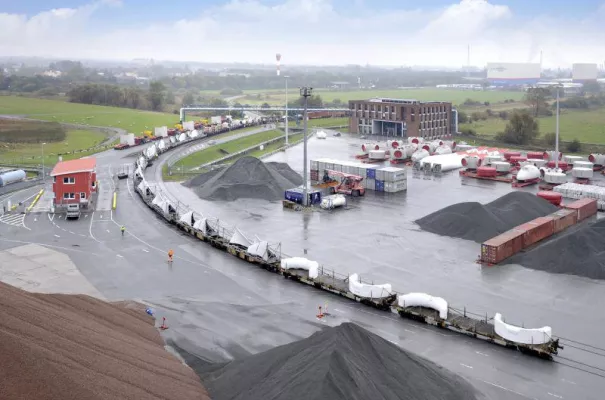 Bild: Premiere: Komponenten von Windenergieanlagen kommen jetzt auch per Bahn in den Elbehafen Brunsbüttel