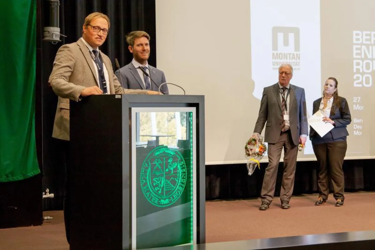 Ausgezeichnet für sein innovatives Monitoringsystem (v.l.n.r.): Laudator Prof. Christian Melchers vergibt den Oskar-Niemczyk-Preis an THGA-Absolvent Stefan Schnell (Foto: RAG)