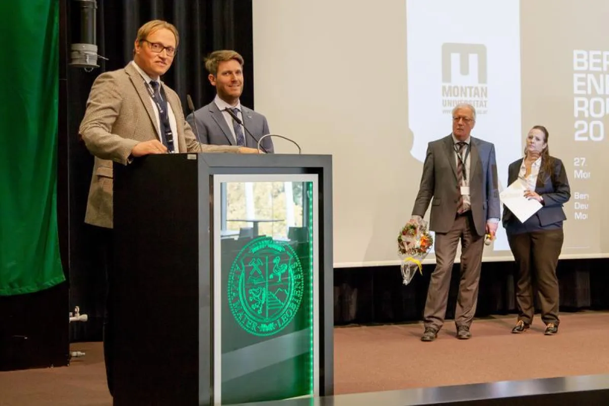 Ausgezeichnet für sein innovatives Monitoringsystem (v.l.n.r.): Laudator Prof. Christian Melchers vergibt den Oskar-Niemczyk-Preis an THGA-Absolvent Stefan Schnell (Foto: RAG)