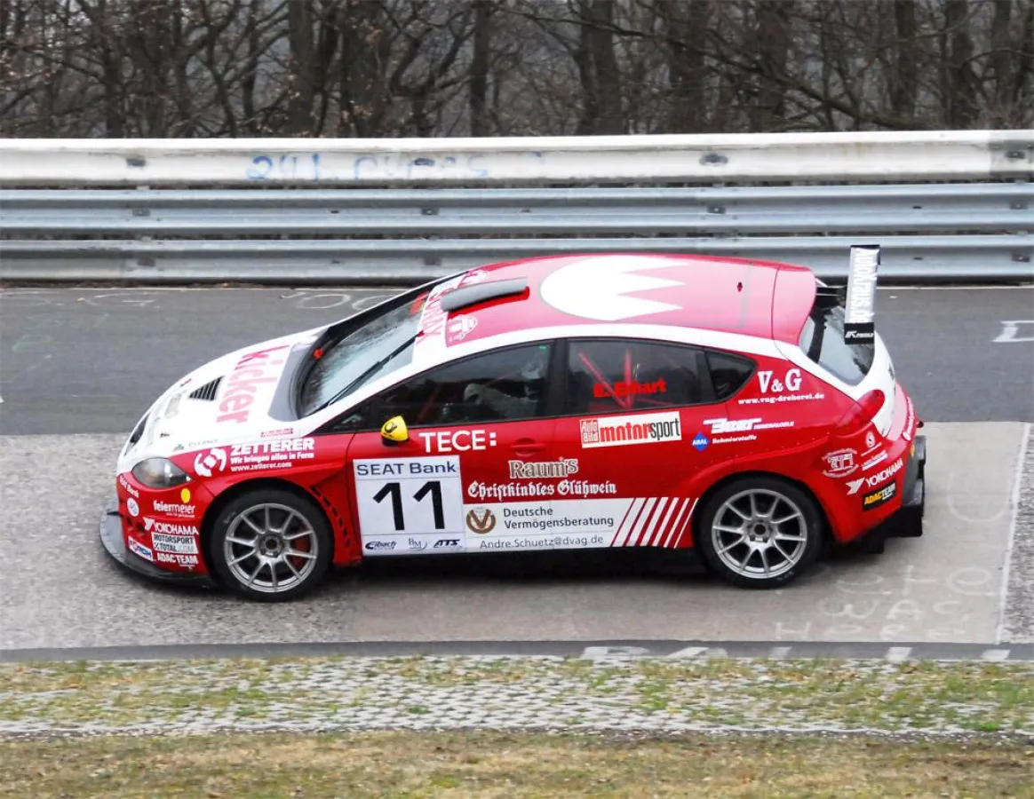 Anspruchsvoll: Die Nordschleife des Nürburgrings forderte Elia Erharts gesamtes Fahrkönnen, wie auf dem Foto im legendären “Karussell“. (Foto: H. Hager)