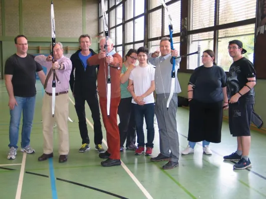 Bild: Johanniter Hilfsgemeinschaft Köln (JHG) spendet dem CJD Frechen drei Komplettsportbögen für den Bogensport