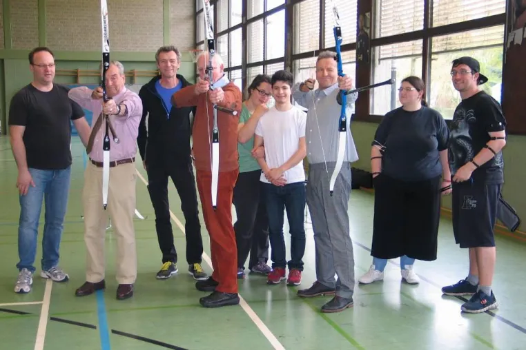 Bild: Johanniter Hilfsgemeinschaft Köln (JHG) spendet dem CJD Frechen drei Komplettsportbögen für den Bogensport