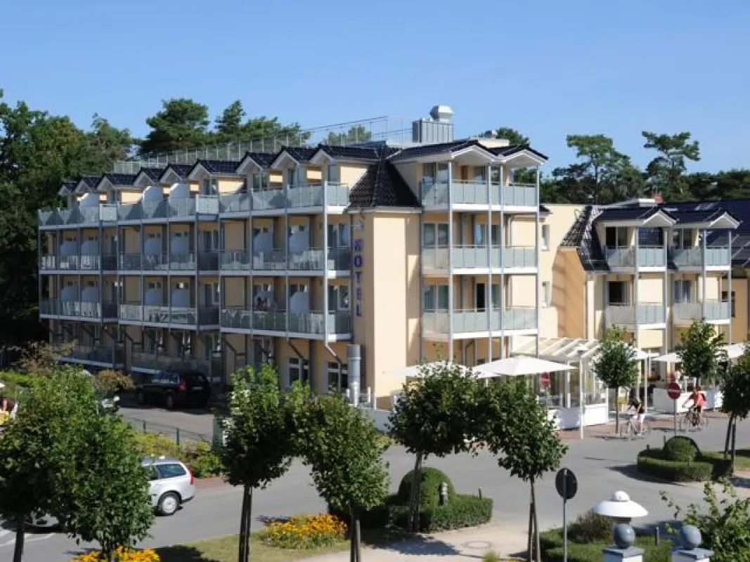 Blick vom ACÁ Hotel Mönchgut über die Strandstraße zum Baaber Ostseestrand