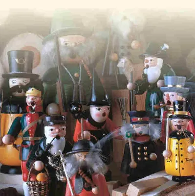 Bild: Holzkunsthandwerk - Räuchermännchen und Schwibbogen als Geschenkidee zu Weihnachten