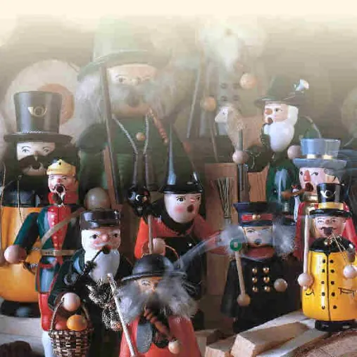 Bild: Holzkunsthandwerk - Räuchermännchen und Schwibbogen als Geschenkidee zu Weihnachten