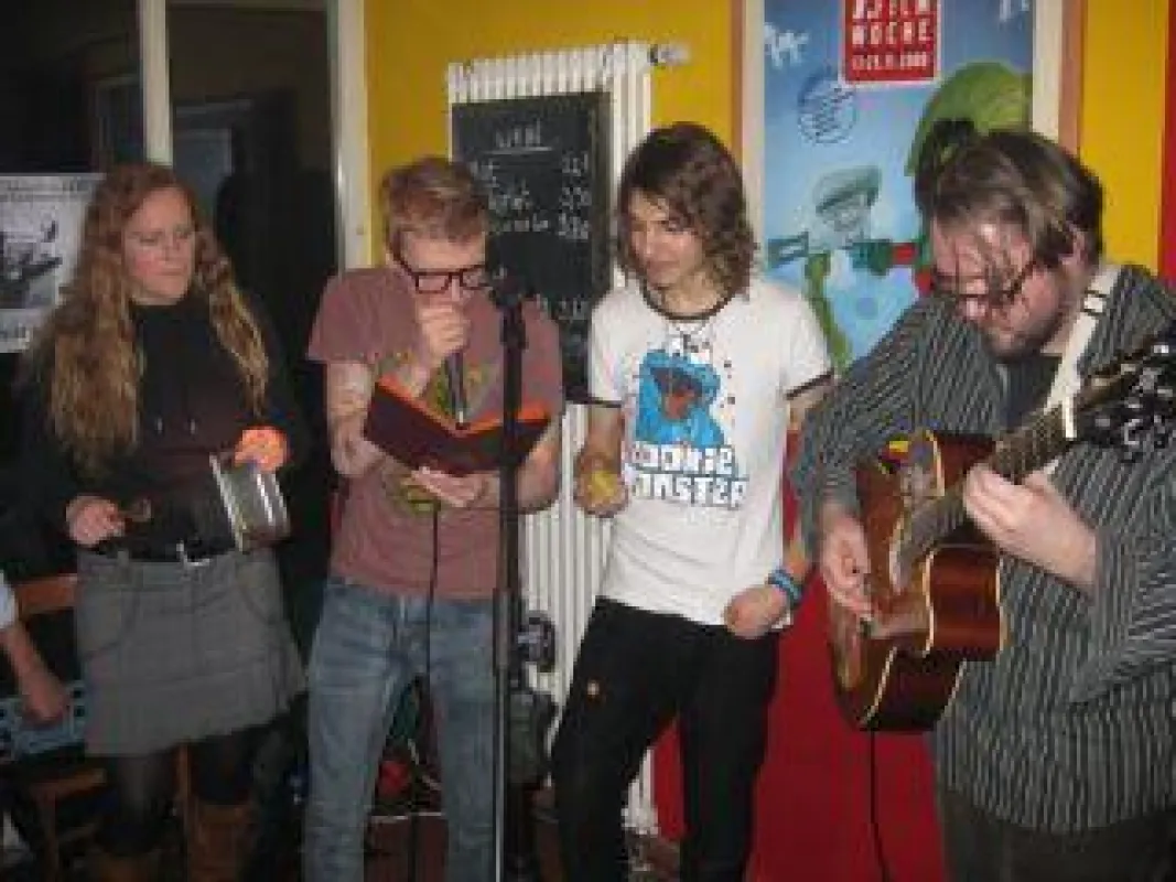 Christine (von links) an den Kochlöffeln und Töpfen, Riot Pat improvisiert mit Texten aus der Speisekarte, Manu am Ei, Dino an der Gitarre