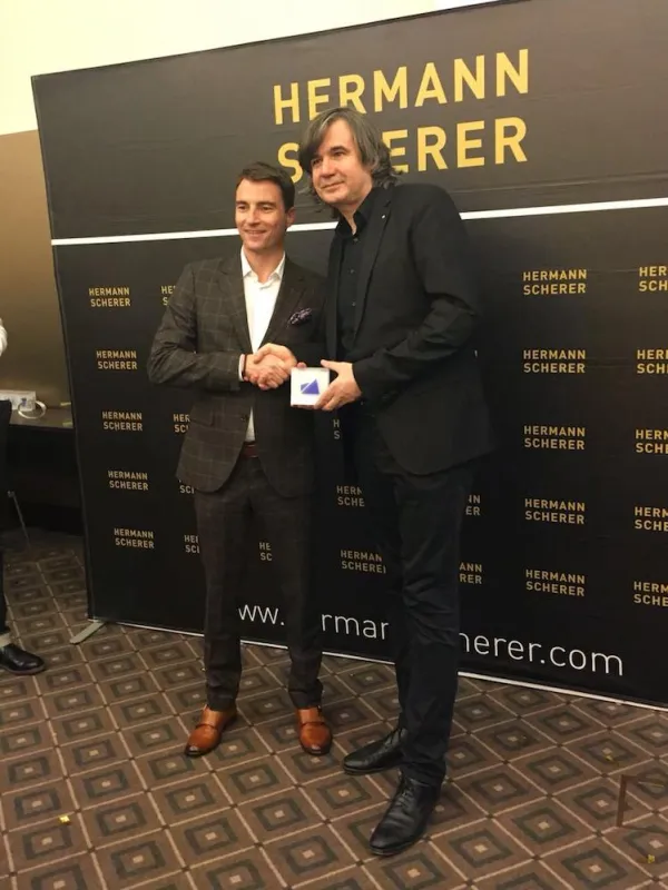 Volker Wiedemann (links) erhält den Award von Hermann Scherer überreicht.