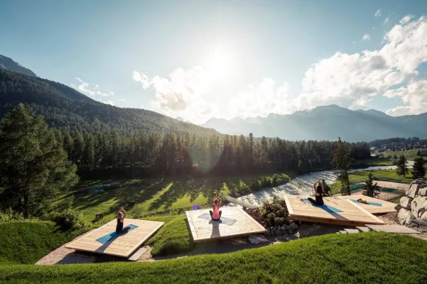 Bild: Asanas inmitten Engadiner Bergkulisse