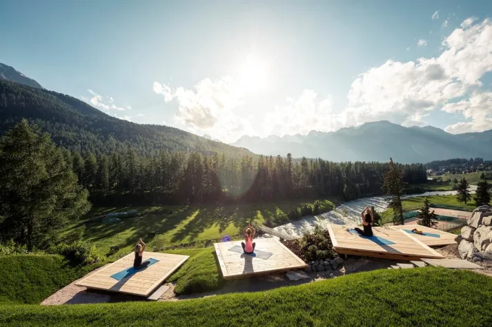 Bild: Asanas inmitten Engadiner Bergkulisse