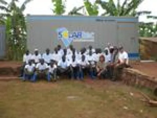 Bild: Entwicklungshilfeprojekt zur autarken Stromversorgung als „Hilfe zur Selbsthilfe“ in Afrika