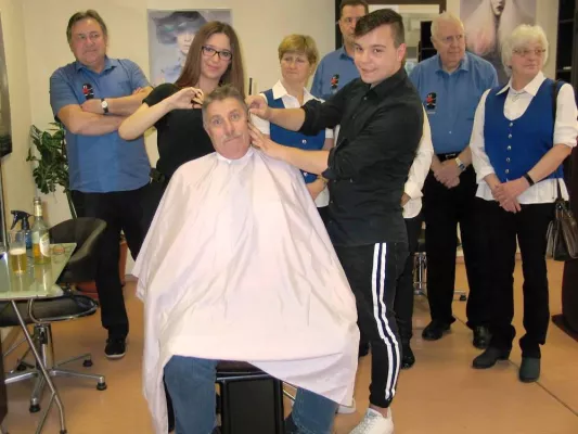 Barbierstuhl für das CJD Frechen durch Spende der Klütte Köpp Bild: Barbierstuhl für das CJD Frechen durch Spende der Klütte Köpp