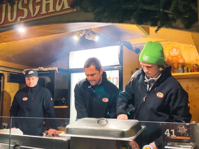 Bild: Wölfinnen und Wölfe auf dem Wolfsburger Weihnachtsmarkt