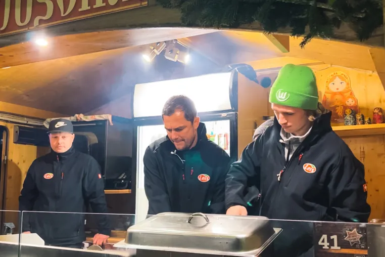 Wölfinnen und Wölfe auf dem Wolfsburger Weihnachtsmarkt Bild: Wölfinnen und Wölfe auf dem Wolfsburger Weihnachtsmarkt