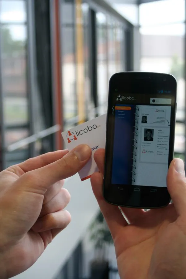 licobo NFC-Visitenkarte mit Smartphone