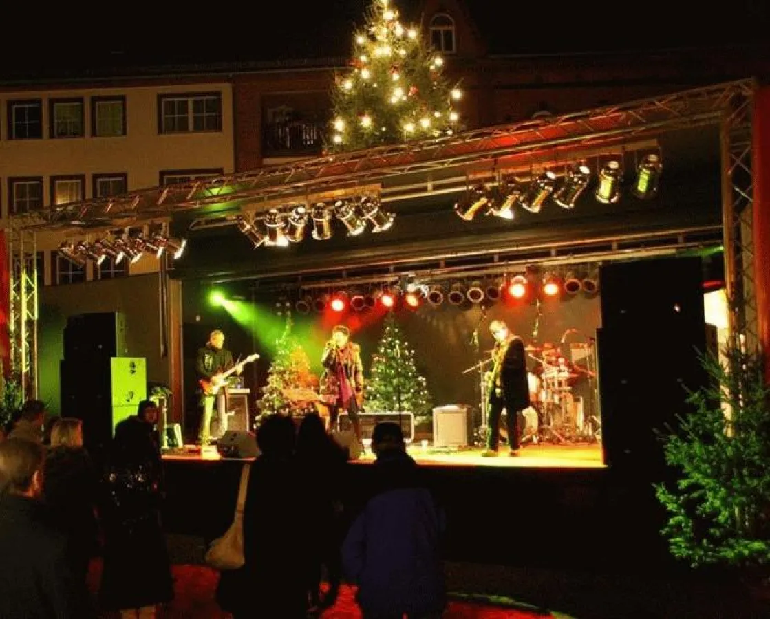 Weihnachtsprogramm auf der Showtruckbühne