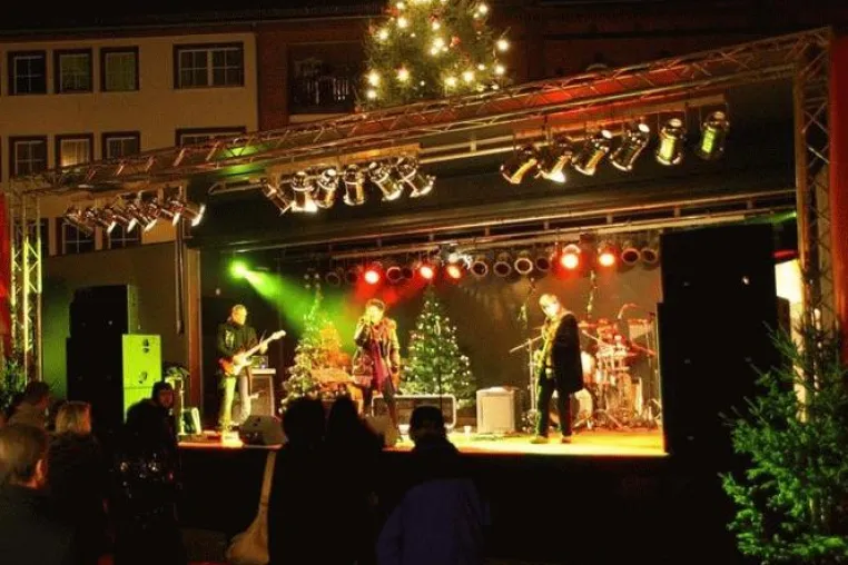 Weihnachtsprogramm auf der Showtruckbühne Bild: Weihnachtsprogramm auf der Showtruckbühne