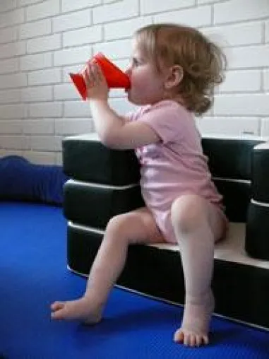 Bild: Natürlich Trinken lernen: Neuer Trinklernbecher CamoCup fördert das selbstständige Trinken bei Kindern