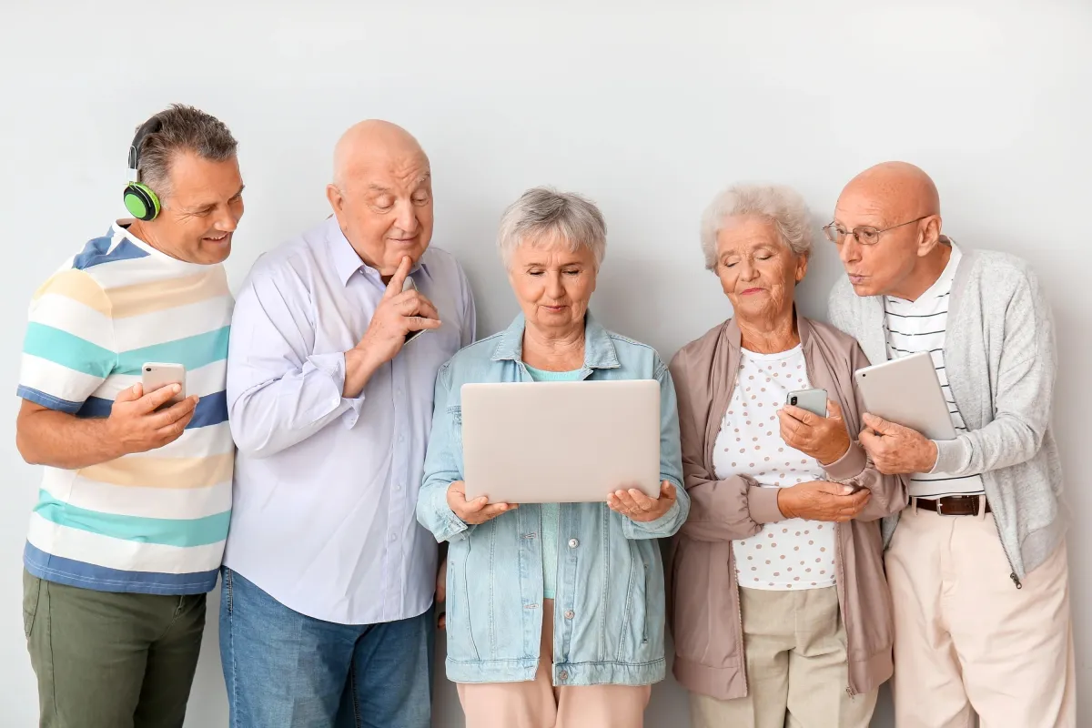 Handy-Hilfe für Senioren (© Pixel-Shot)