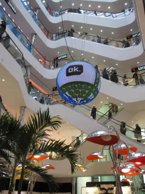 Bild: Shopping-Center Sevens Home of Saturn, Düsseldorf: EXPO LED-Kugel als Attraktion in Shoppingmall