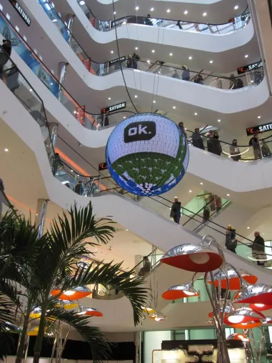 Bild: Shopping-Center Sevens Home of Saturn, Düsseldorf: EXPO LED-Kugel als Attraktion in Shoppingmall
