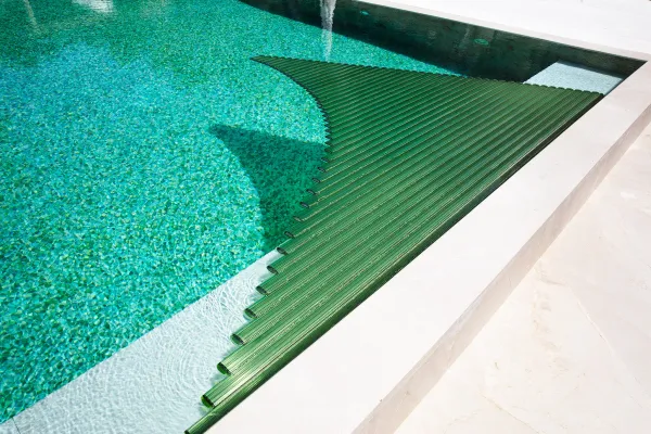 Bild: Poolsaison 2026: Warum eine hochwertige Abdeckung bis zu 70 Prozent Heizenergie spart