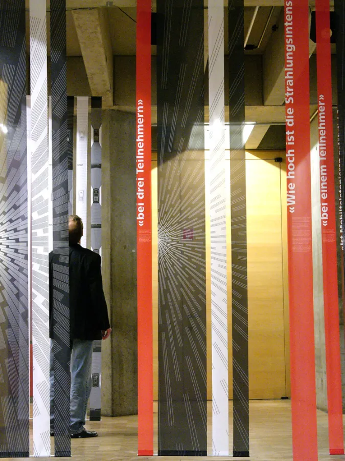 Von der Firma WEBA-Fahnen bedruckte Stoffbanner der Ausstellung.