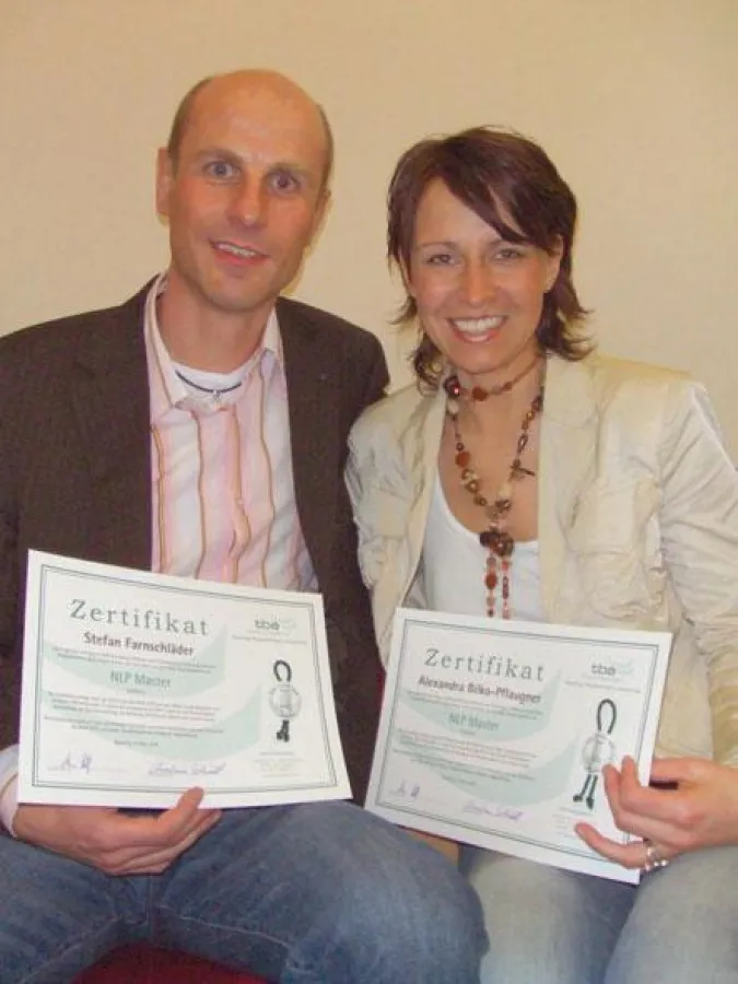 Überglücklich: Stefan Farnschläder und Alexandra Bilko-Pflaugner mit Ihren Zertifikaten