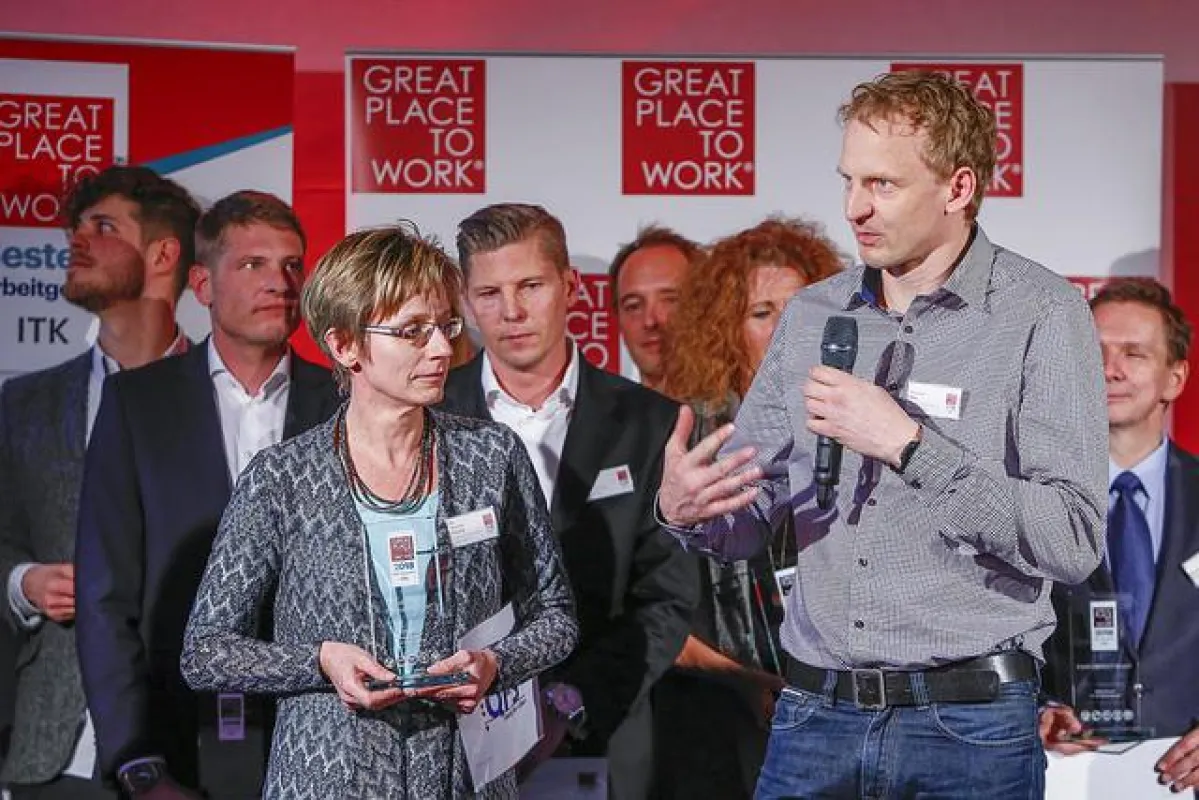 Dr. Martina Schmid (Geschäftsführung) und Thomas Max bei der GPtW Preisverleihung