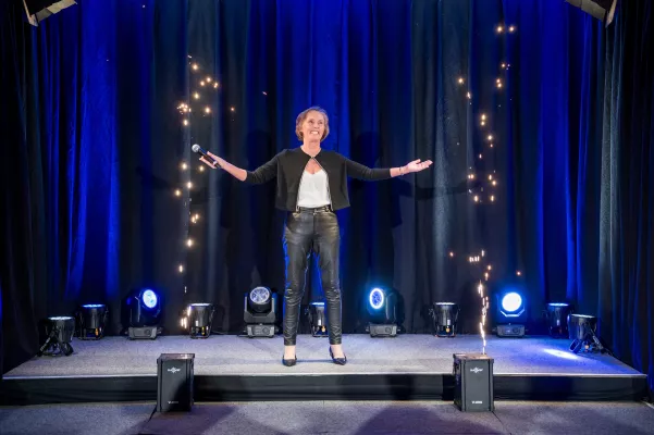 Bild: Mentale Gesundheit im Fokus: Allgäuerin glänzt beim Speaker Slam mit Vortrag über Achtsamkeit.