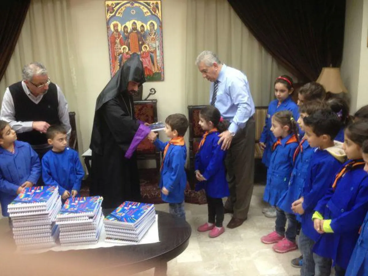 Bischof Armash Nalbandian verteilte mit Helfern Kinderbibeln zum Selbstgestalten. Foto: WBH