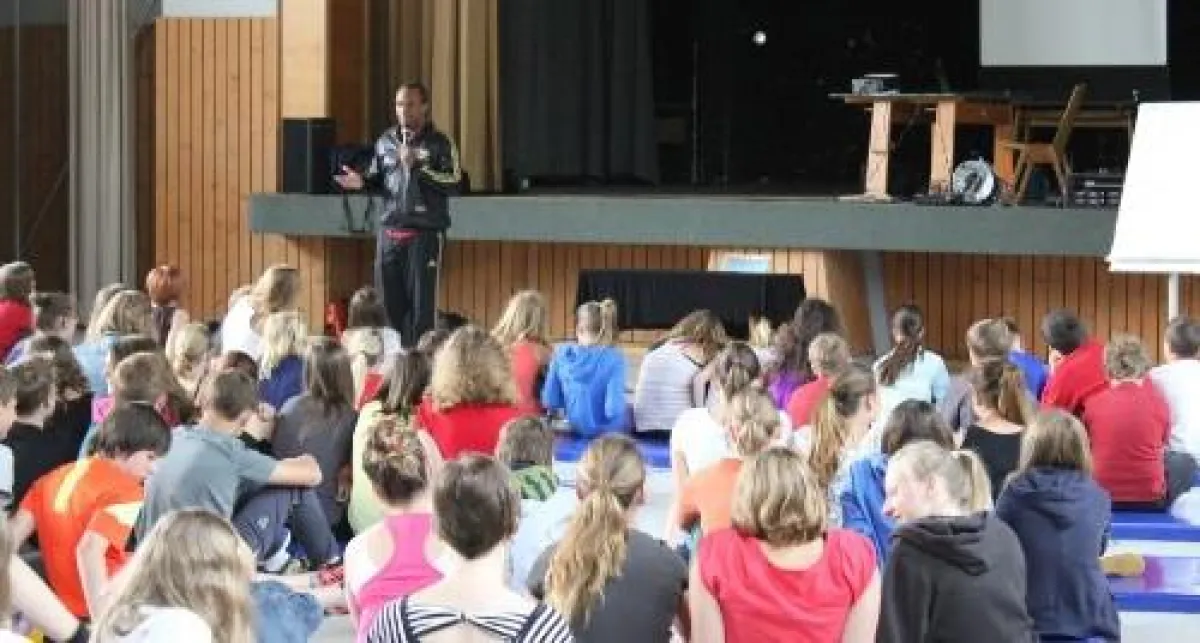 Musiker „2schneidig“ engagiert sich mit Präventionsprojekten an Schulen