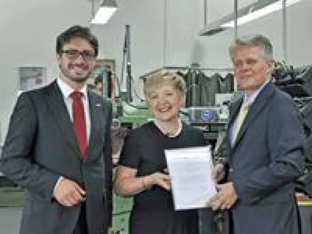 Regionalmarketing-Vorsitzende Brigitta Brunner übergibt Urkunde zum Unternehmen des Monats an Emz-Hanauer Bild: Regionalmarketing-Vorsitzende Brigitta Brunner übergibt Urkunde zum Unternehmen des Monats an Emz-Hanauer