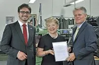 Regionalmarketing-Vorsitzende Brigitta Brunner übergibt Urkunde zum Unternehmen des Monats an Emz-Hanauer Bild: Regionalmarketing-Vorsitzende Brigitta Brunner übergibt Urkunde zum Unternehmen des Monats an Emz-Hanauer