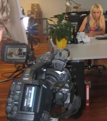 Bild: Film ab für die itk group GmbH: Hübsche "Chantalle" präsentiert die neue Welt der Business-Telefonie