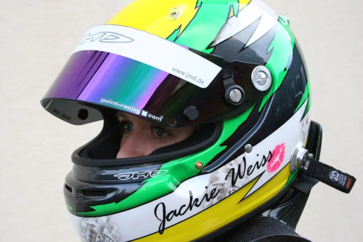 Jackie Weiss im neuen Jens Munser Helm Design