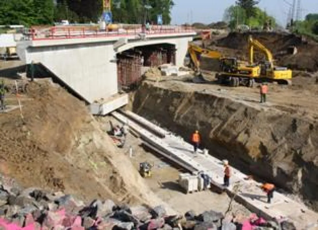 GVZ Region Augsburg: Hydraulische Pressen bewegen die 3000 Tonnen schwere Eisenbahnbrücke auf Schienen in einer Stunde und 15 Minuten in 60 Zentimeter Schritten über 29 Meter an ihre Position.