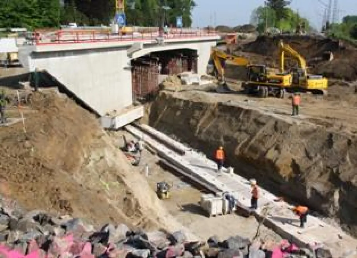 GVZ Region Augsburg: Hydraulische Pressen bewegen die 3000 Tonnen schwere Eisenbahnbrücke auf Schienen in einer Stunde und 15 Minuten in 60 Zentimeter Schritten über 29 Meter an ihre Position.