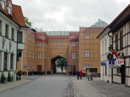 Rettung für Wörlitzer Eichenkranz - Baugerüstplane zeigt Vorschau auf neuen alten Glanz Bild: Rettung für Wörlitzer Eichenkranz - Baugerüstplane zeigt Vorschau auf neuen alten Glanz