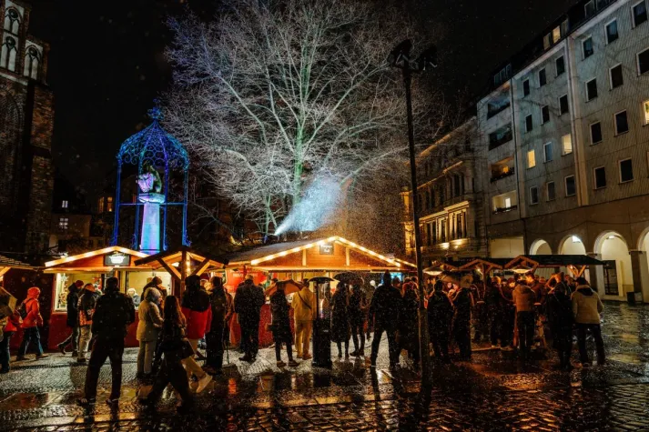 Das "Winter-Film-Fest" im Nikolaiviertel mit der Feuerzangenbowle und dem Kult-Film startet am 14. November Bild: Das "Winter-Film-Fest" im Nikolaiviertel mit der Feuerzangenbowle und dem Kult-Film startet am 14. November