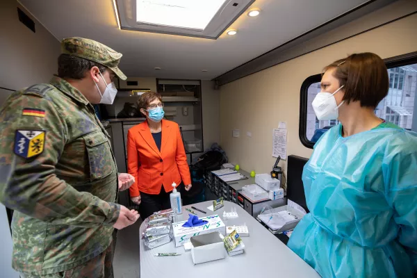 Bild: Besuch von Bundesverteidigungsministerin Annegret Kramp-Karrenbauer im kbo-Kinderzentrum München