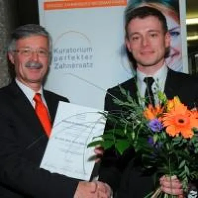 Bild: Kuratorium perfekter Zahnersatz vergibt Dissertationspreis 2011 an Dr. Timo Dillschneider aus Berlin