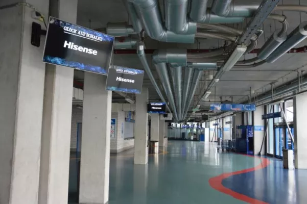 Bild: Das Spiel voll im Blick: UHD-TVs von Hisense auf Schalke