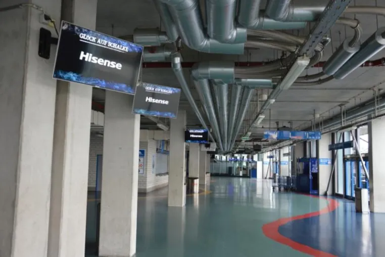 Das Spiel voll im Blick: UHD-TVs von Hisense auf Schalke Bild: Das Spiel voll im Blick: UHD-TVs von Hisense auf Schalke