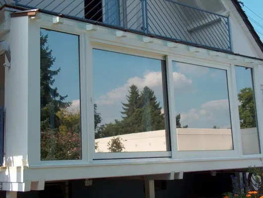 Sonnenschutz mit Sonnenschutzfolie und Siegel vom TÜV Süd. Zertifizierter Fachbetrieb. Bild: Sonnenschutz mit Sonnenschutzfolie und Siegel vom TÜV Süd. Zertifizierter Fachbetrieb.