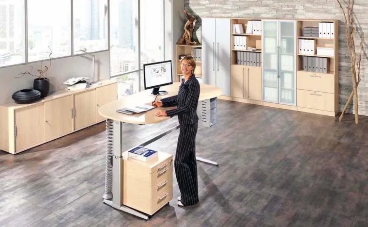 Bild: Flexibel und gesund am Arbeitsplatz – Höhenverstellbare Schreibtische von OTTO Office